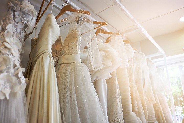 photo d'un dressing avec plusieurs robe de mariées